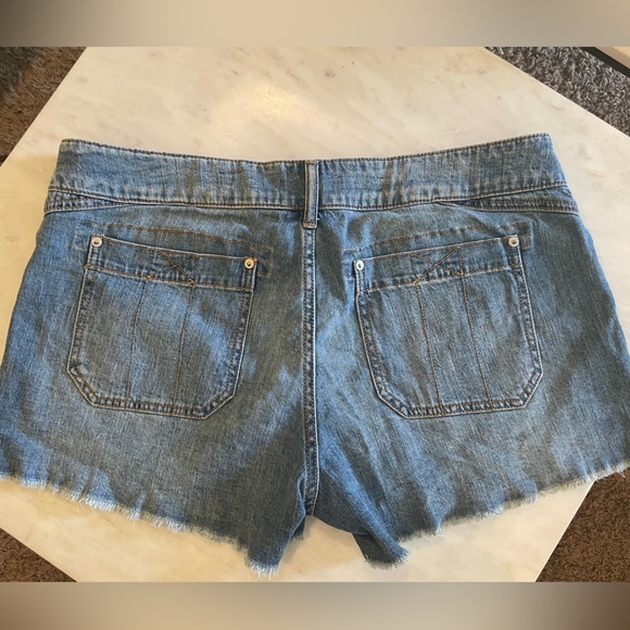 NWOT Pilcro Wanderer Denim Shorts Size 31 - Picture 3 of 4